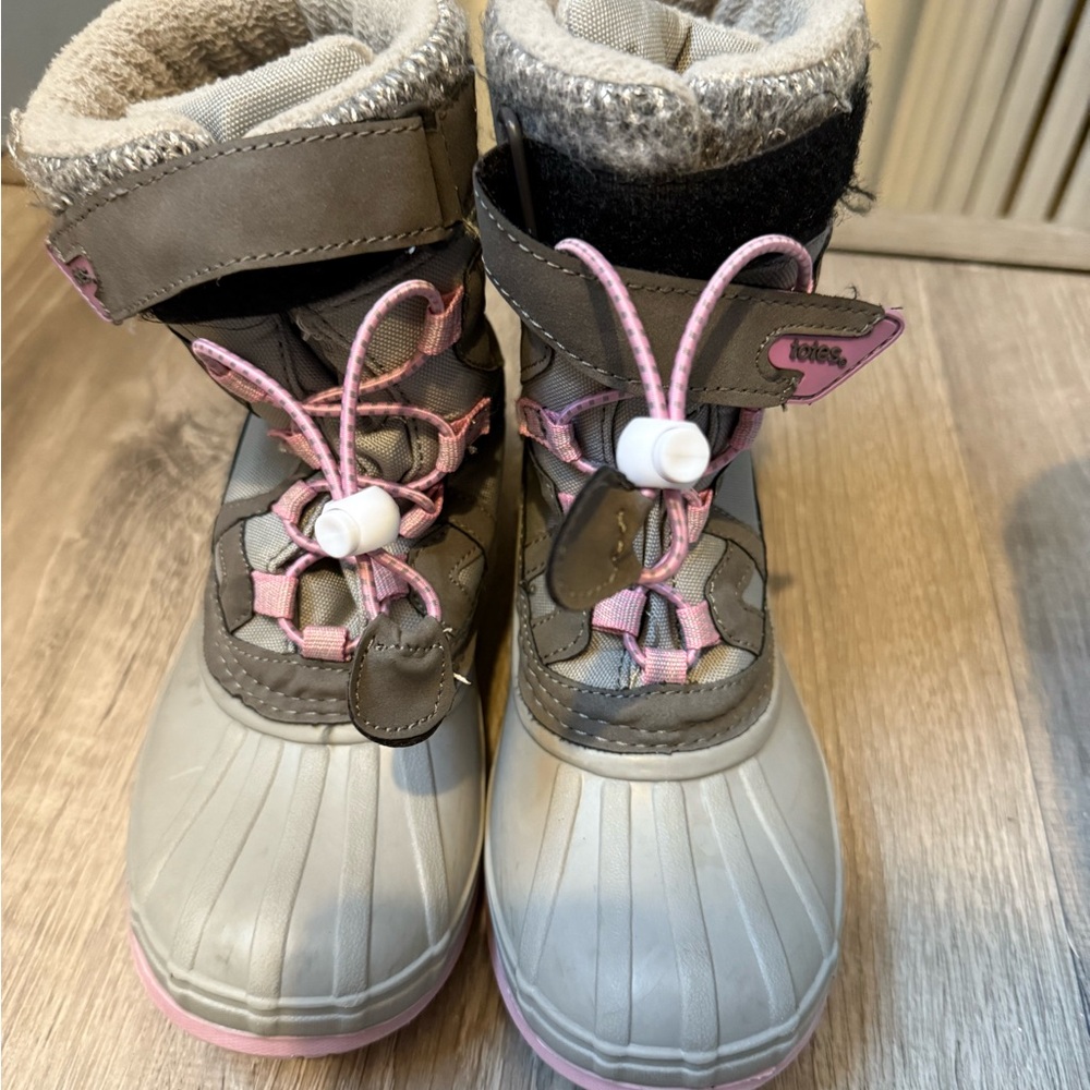 Girls' size 3Y Totes Winter Boots with Pink Accents